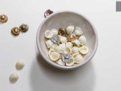 ...il nostro sguardo viene subito catturato da una ciotola di argilla ceramicata dove assieme alle orecchiette al naturale...